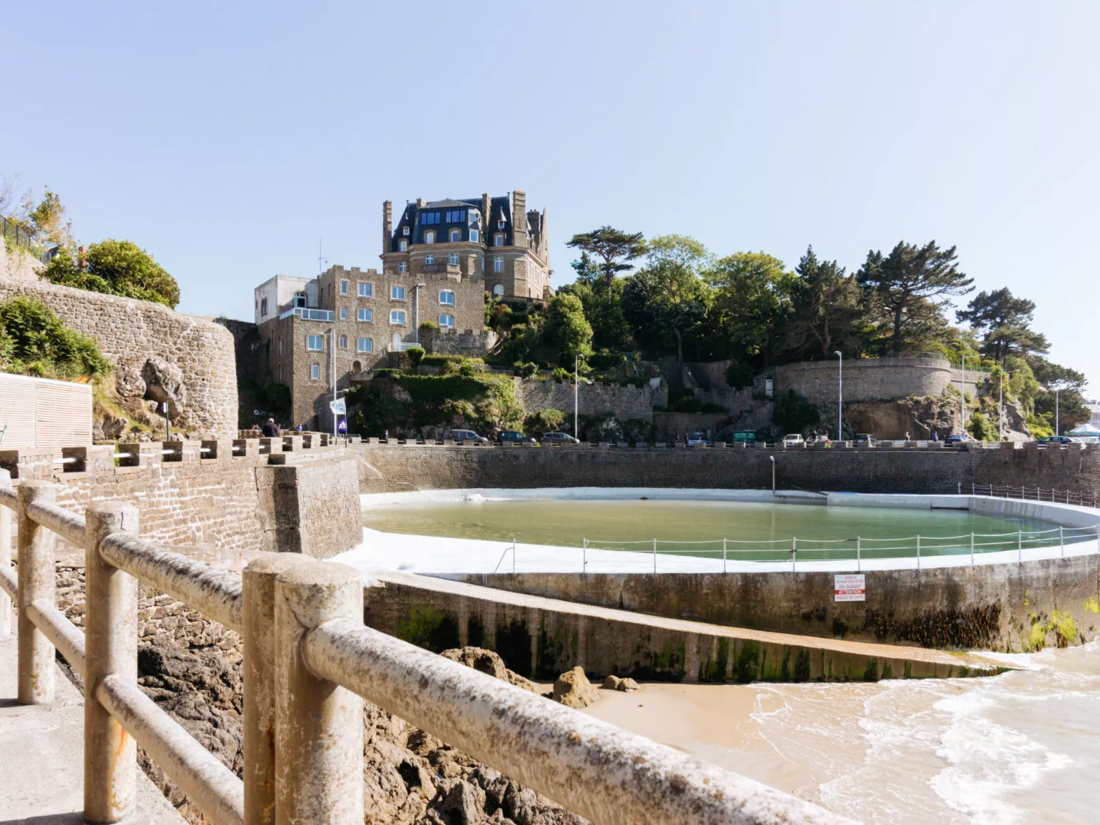 Château des Deux Rives-Buiten