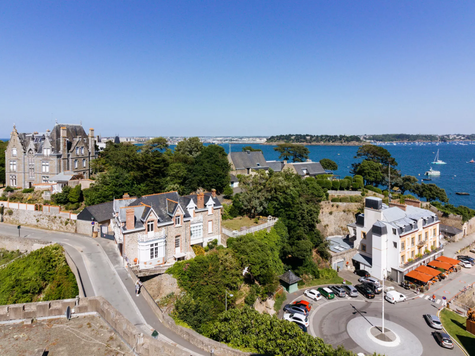 Château des Deux Rives-Buiten