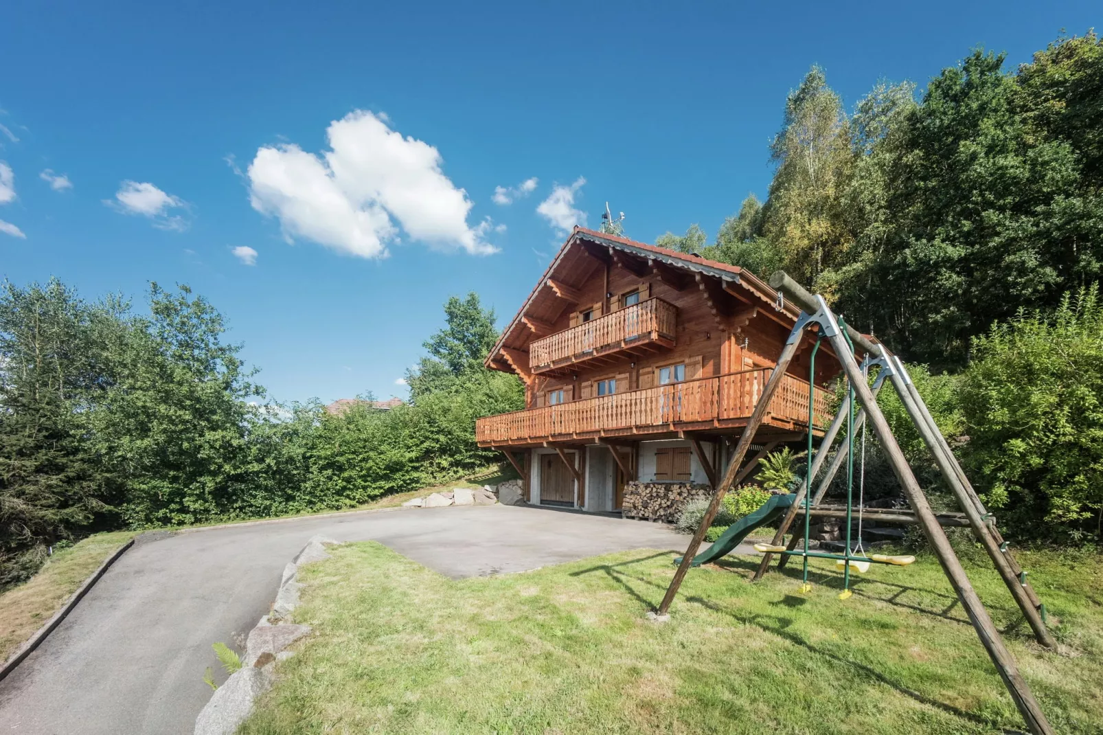 Chalet de la Roche-Buitenkant zomer