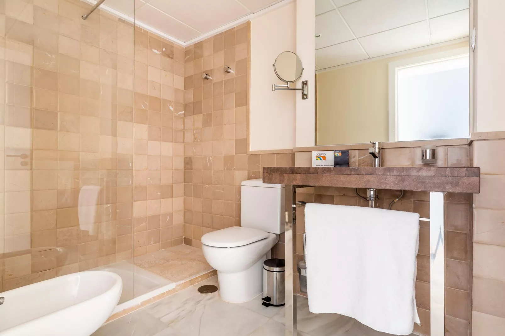 Luxe appartement met afwasmachine en mooi uitzicht-Badkamer