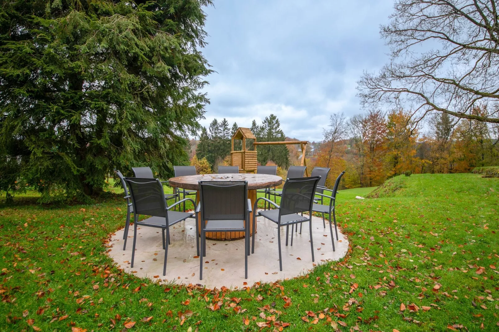 Superbe maison de vacances pour 15 adultes située à Champagne Le chêne et l'eau-Tuinen zomer