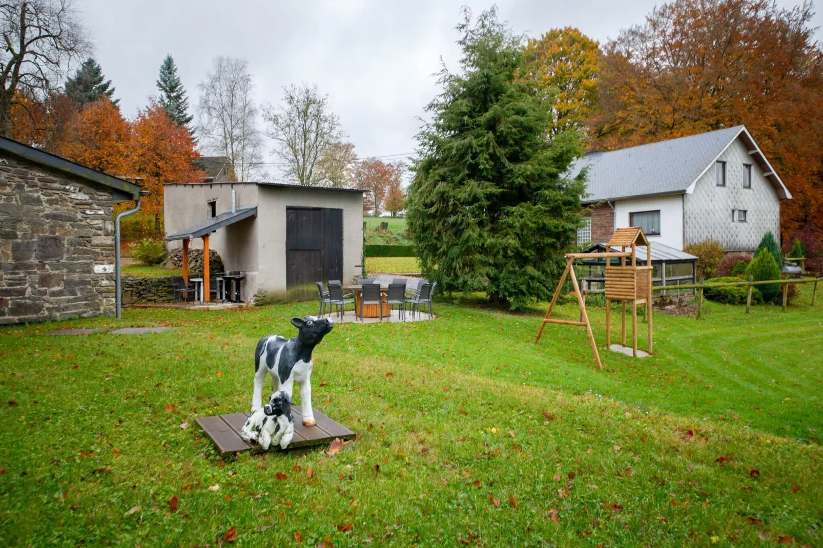 Superbe maison de vacances pour 15 adultes située à Champagne Le chêne et l'eau-Tuinen zomer