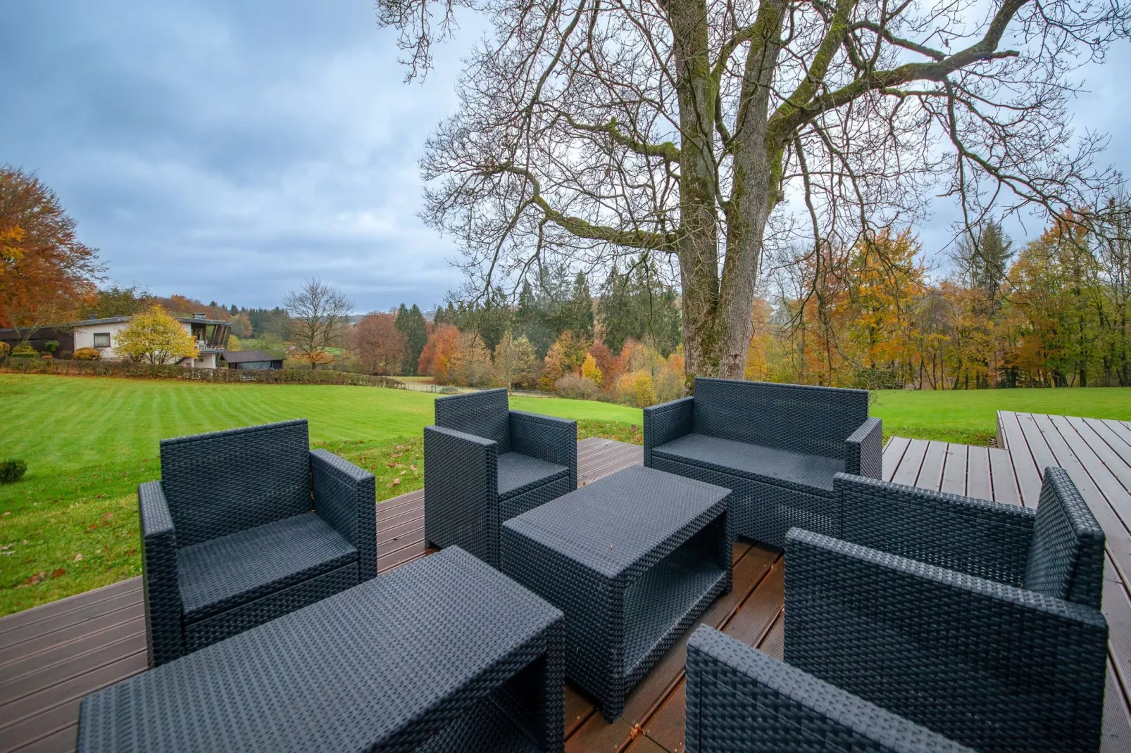 Superbe maison de vacances pour 15 adultes située à Champagne Le chêne et l'eau-Terrasbalkon