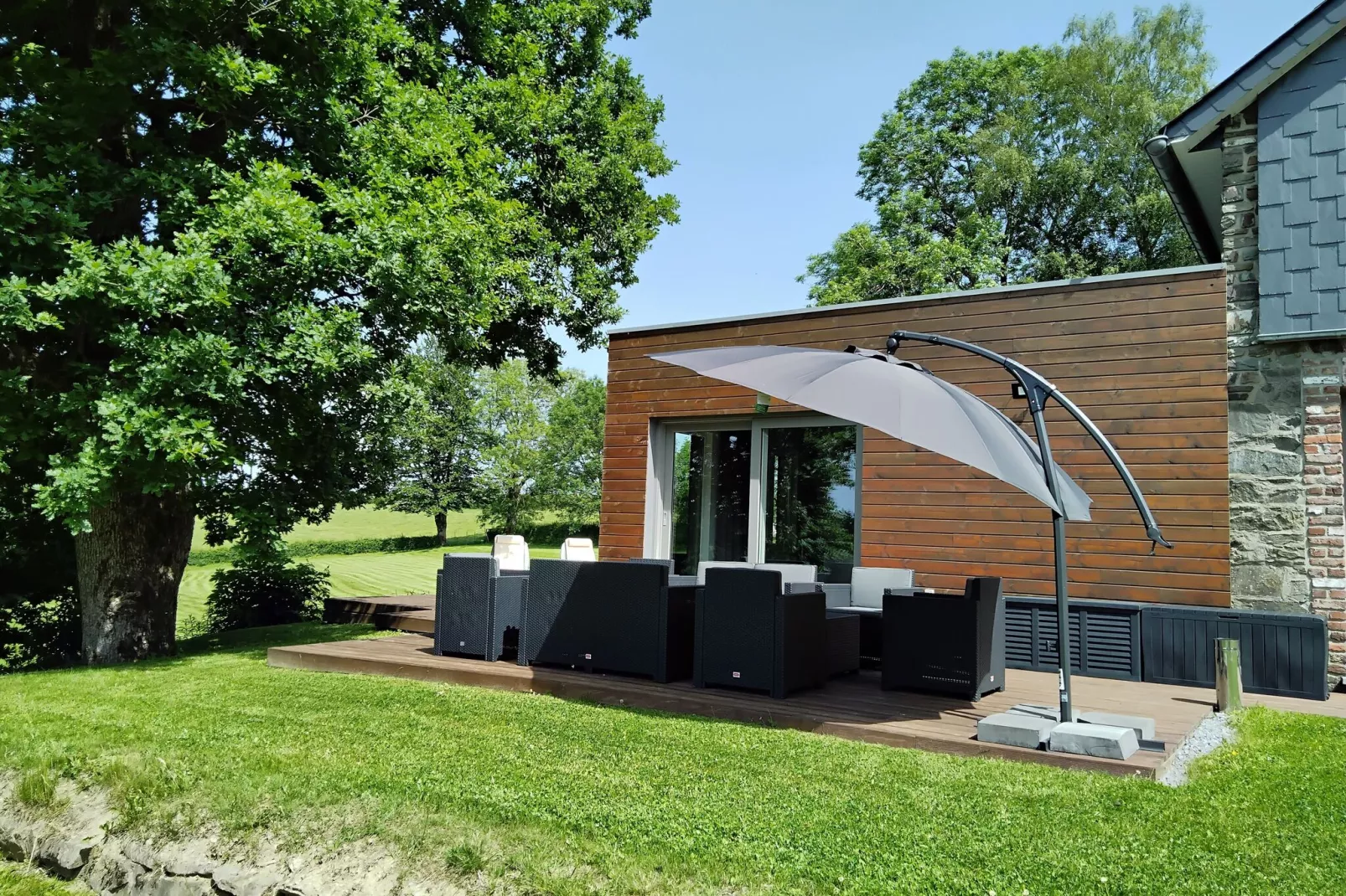Superbe maison de vacances pour 15 adultes située à Champagne Le chêne et l'eau-Terrasbalkon
