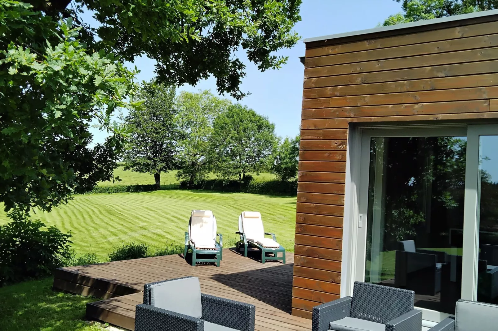 Superbe maison de vacances pour 15 adultes située à Champagne Le chêne et l'eau-Tuinen zomer