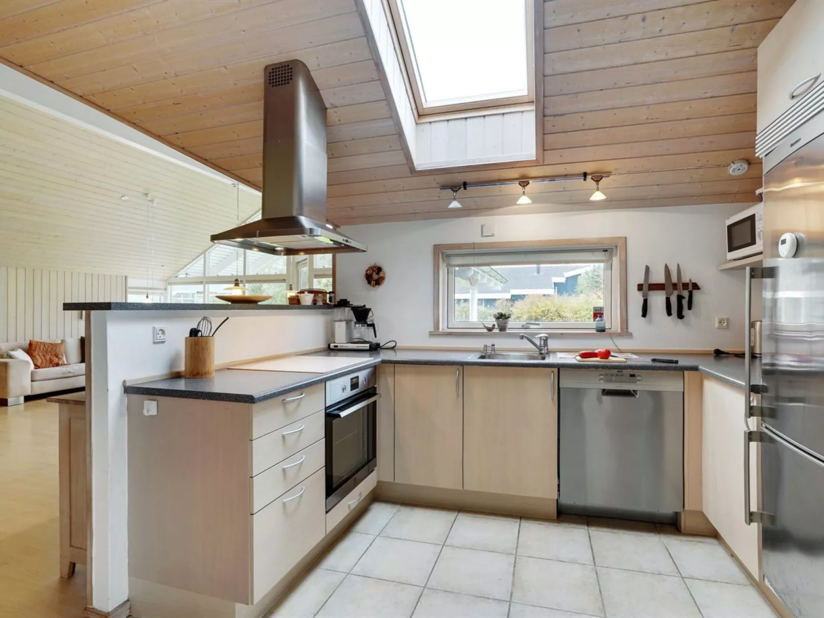 "Enid" - 700m from the sea-Binnen