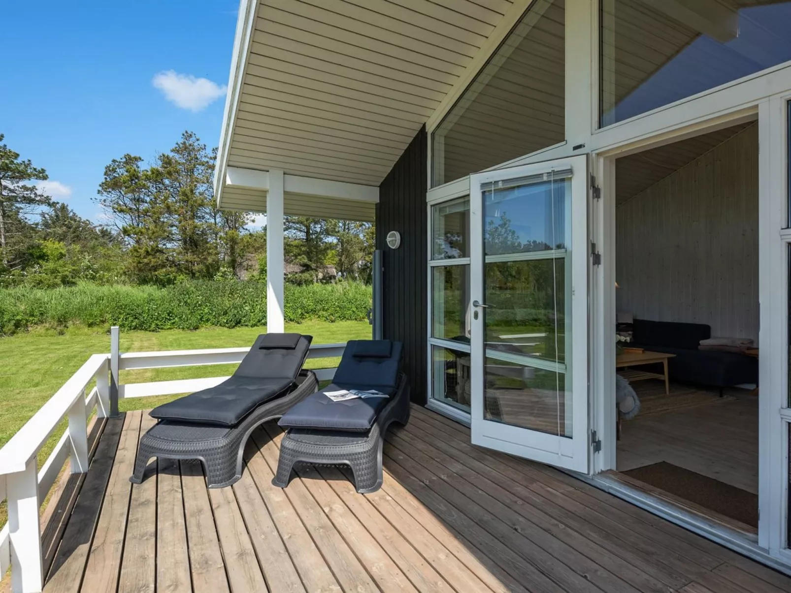 "Sviðandi" - 1.5km from the sea-Buiten