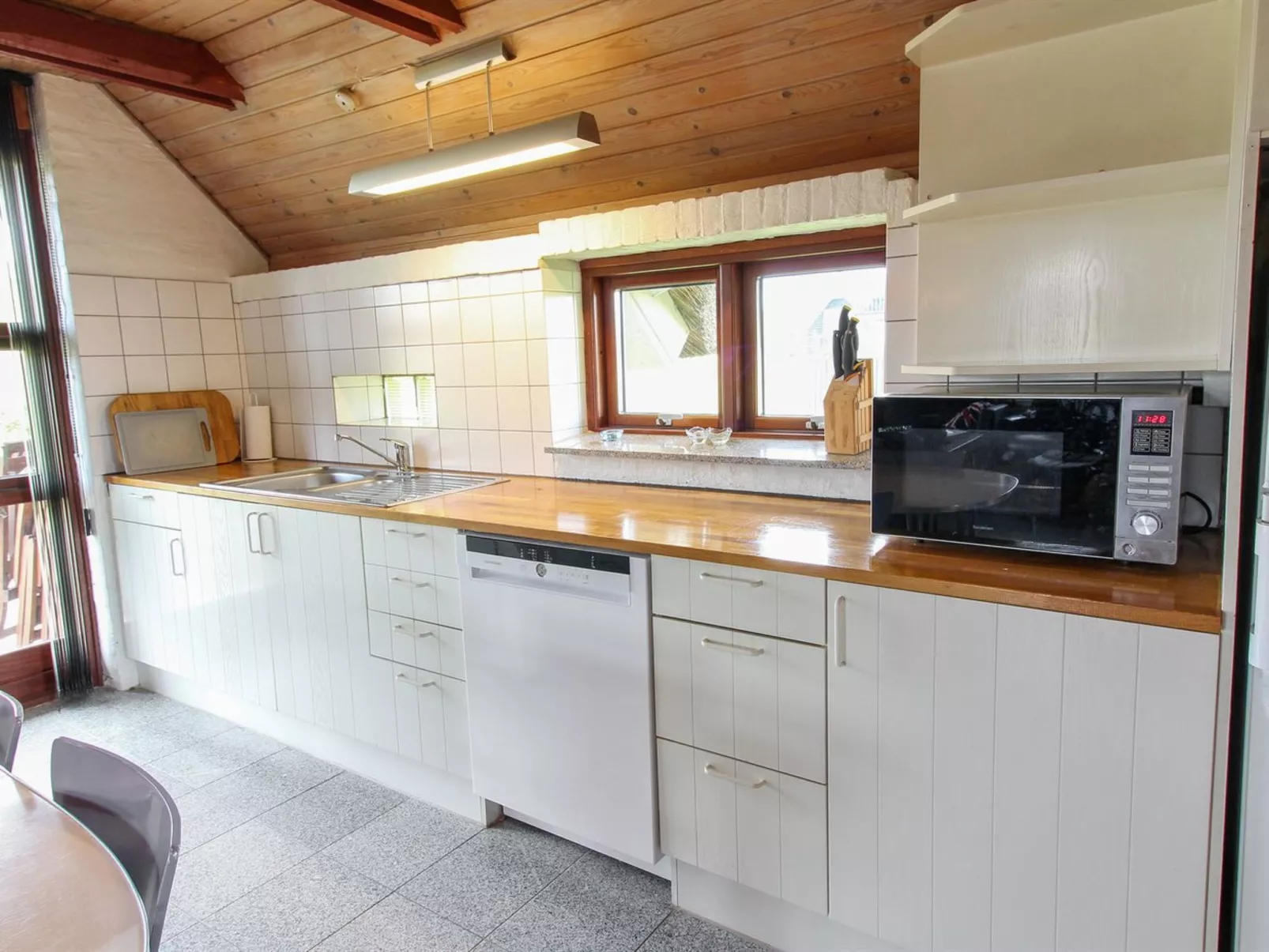"Frithbjorn" - 50m from the sea-Binnen