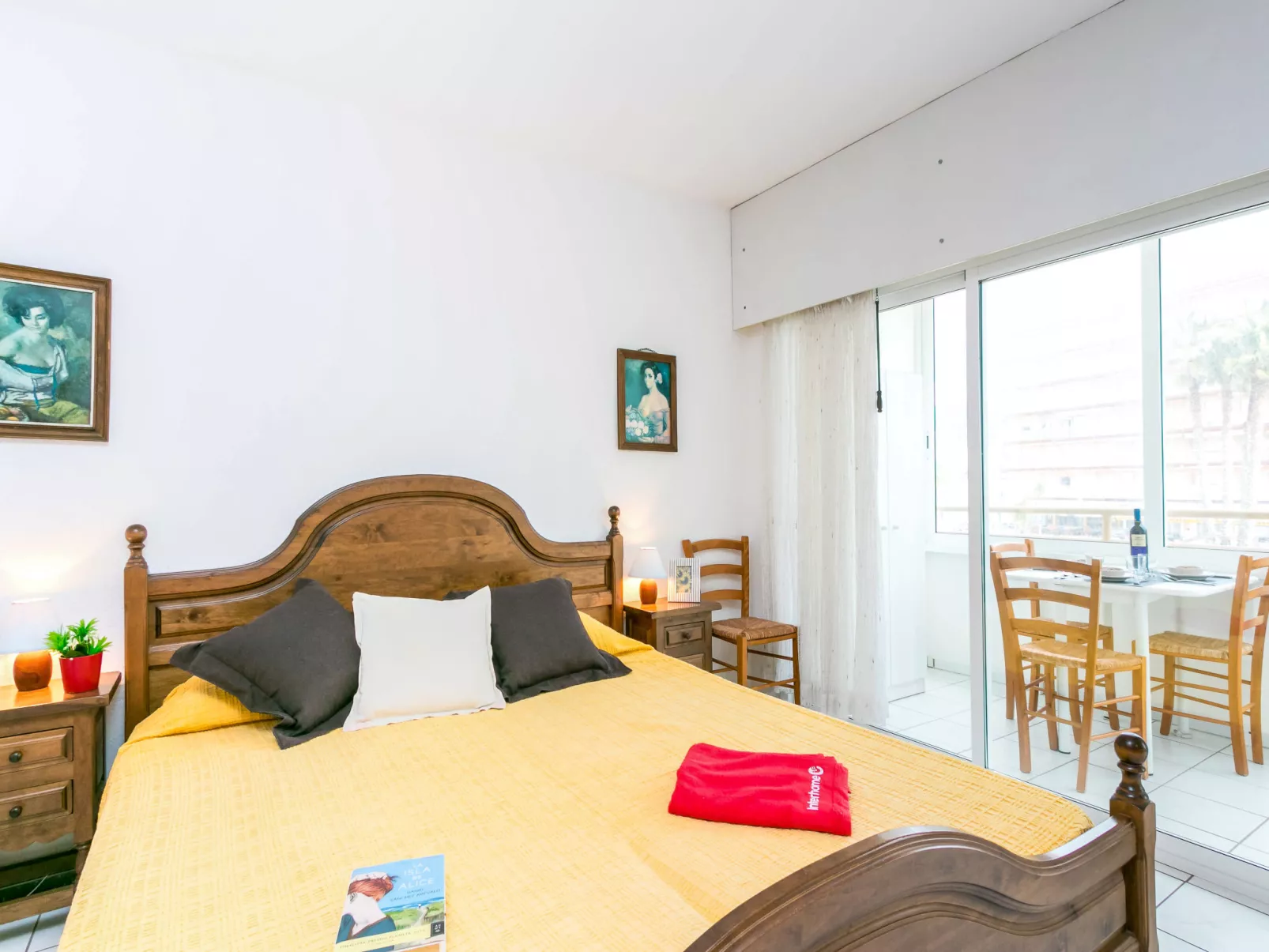 Roses Holiday Center-Binnen
