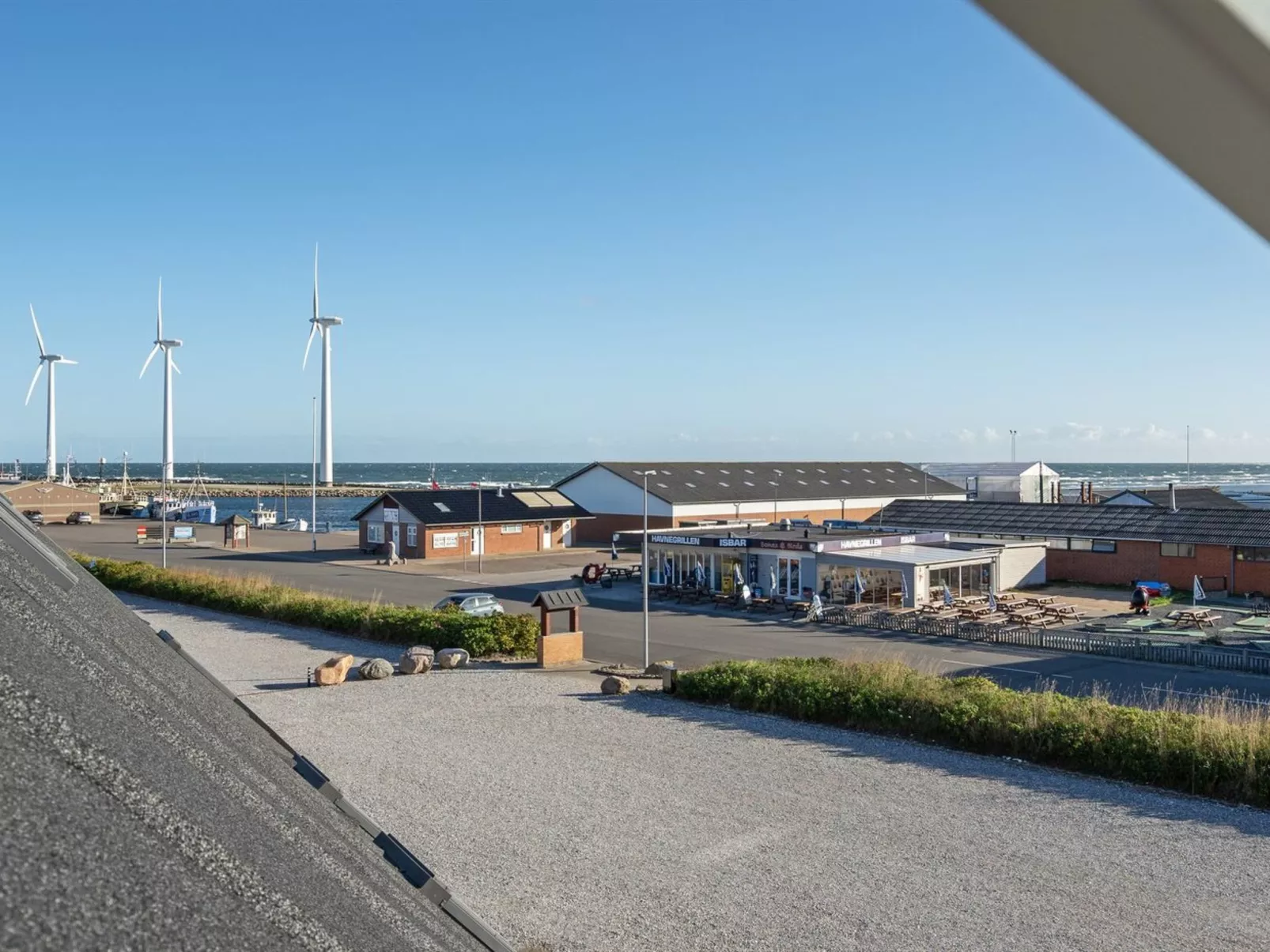 "Line" - 10m from the sea-Buiten