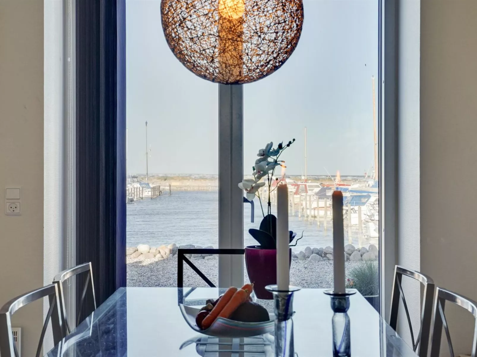 "Line" - 10m from the sea-Binnen