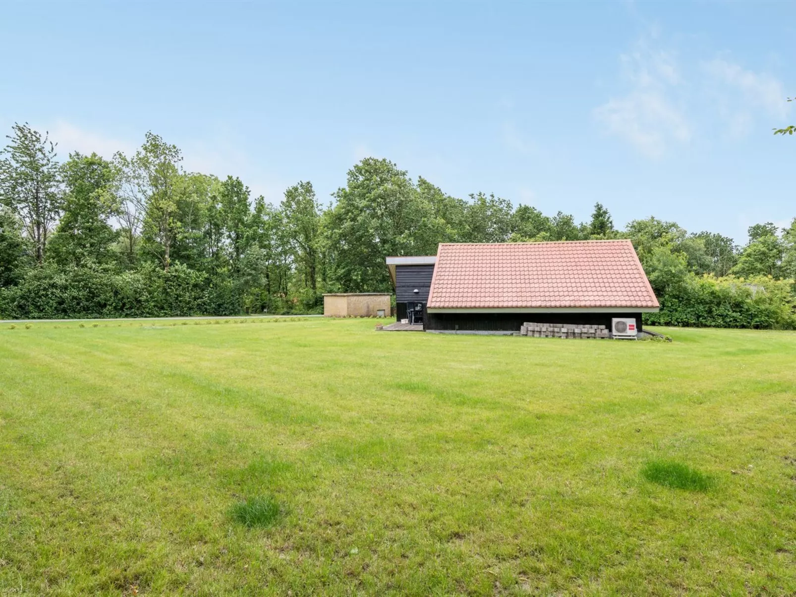 "Tiia" - 29km from the sea-Binnen