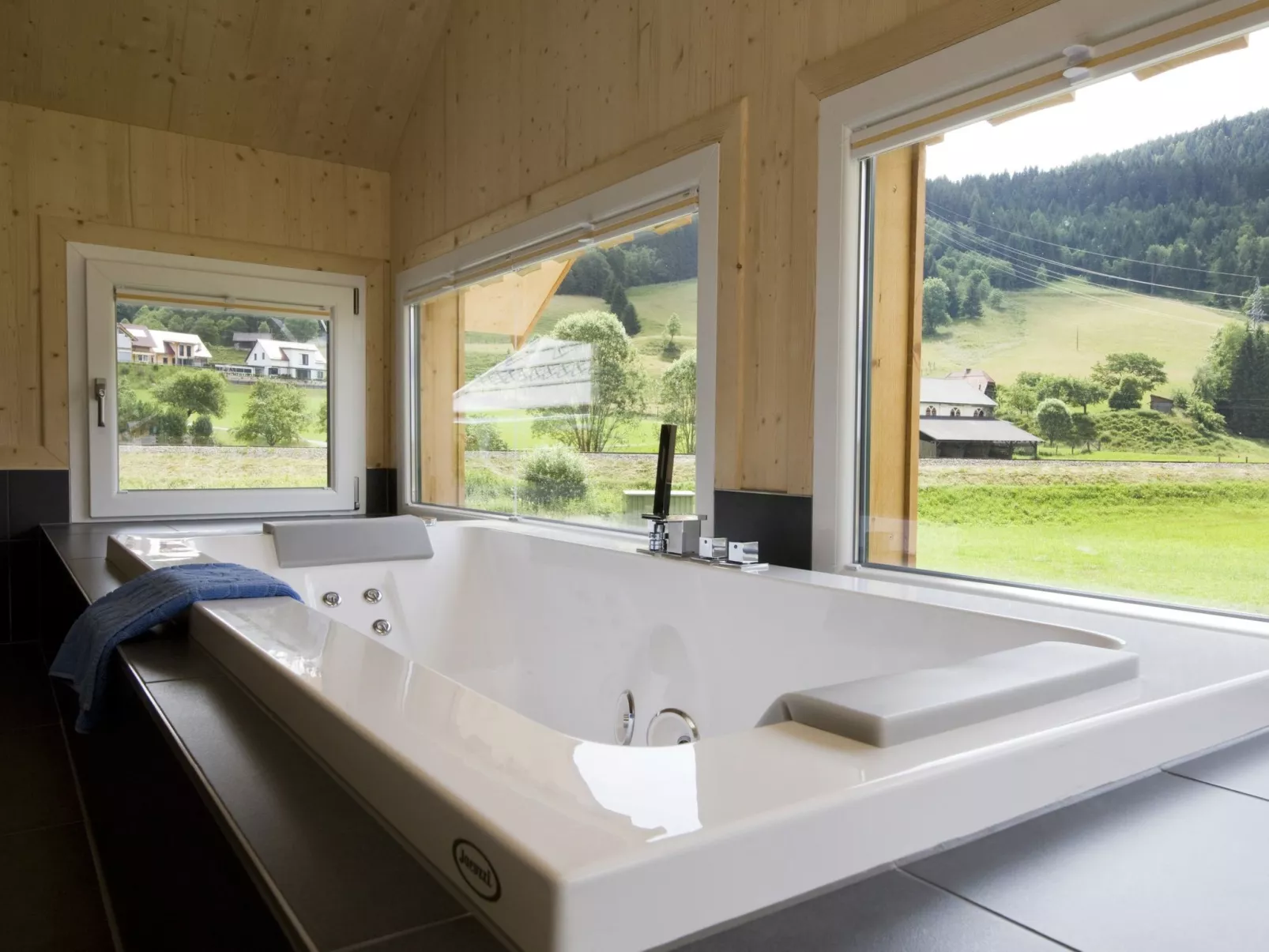 Sonneck mit OutdoorSprudelbad 10P-Binnen