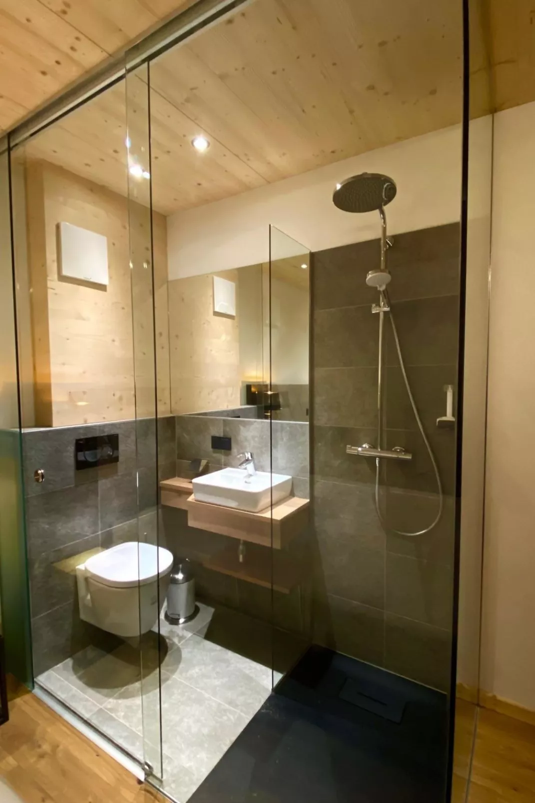 Premium mit Sauna & Außenbadewanne-Binnen