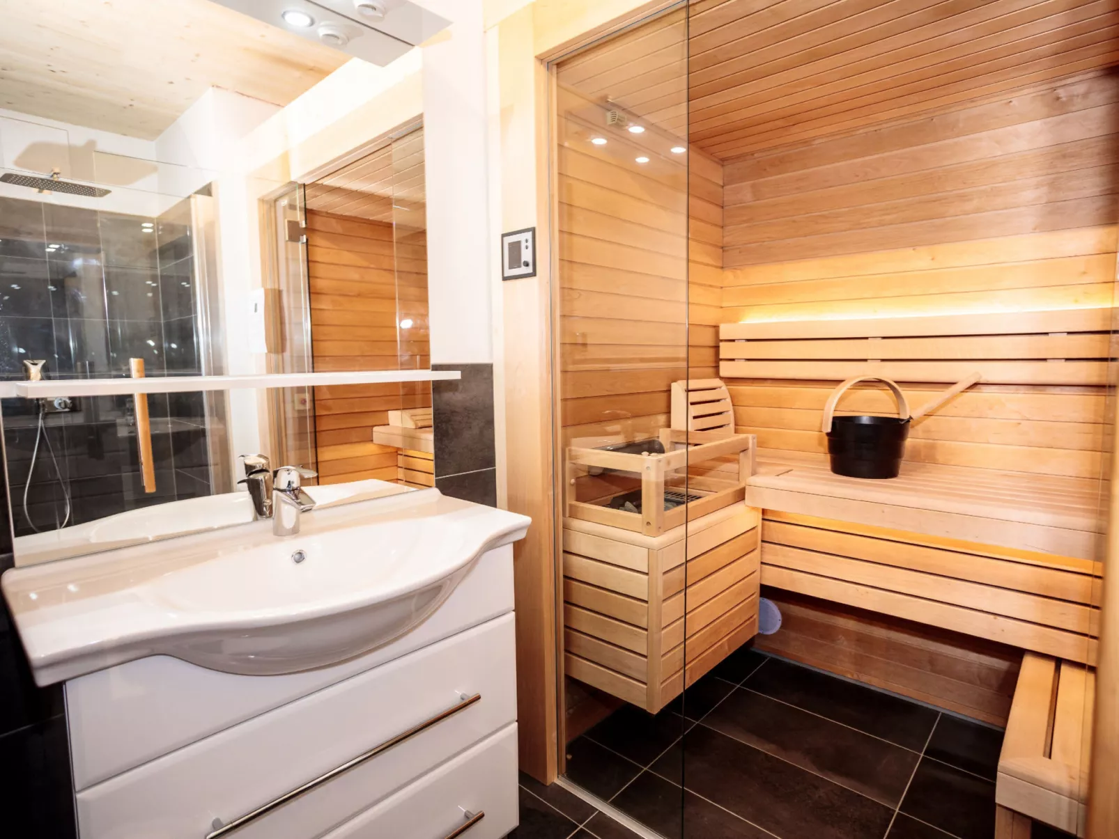 Premium mit Sauna & Außenbadewanne-Binnen