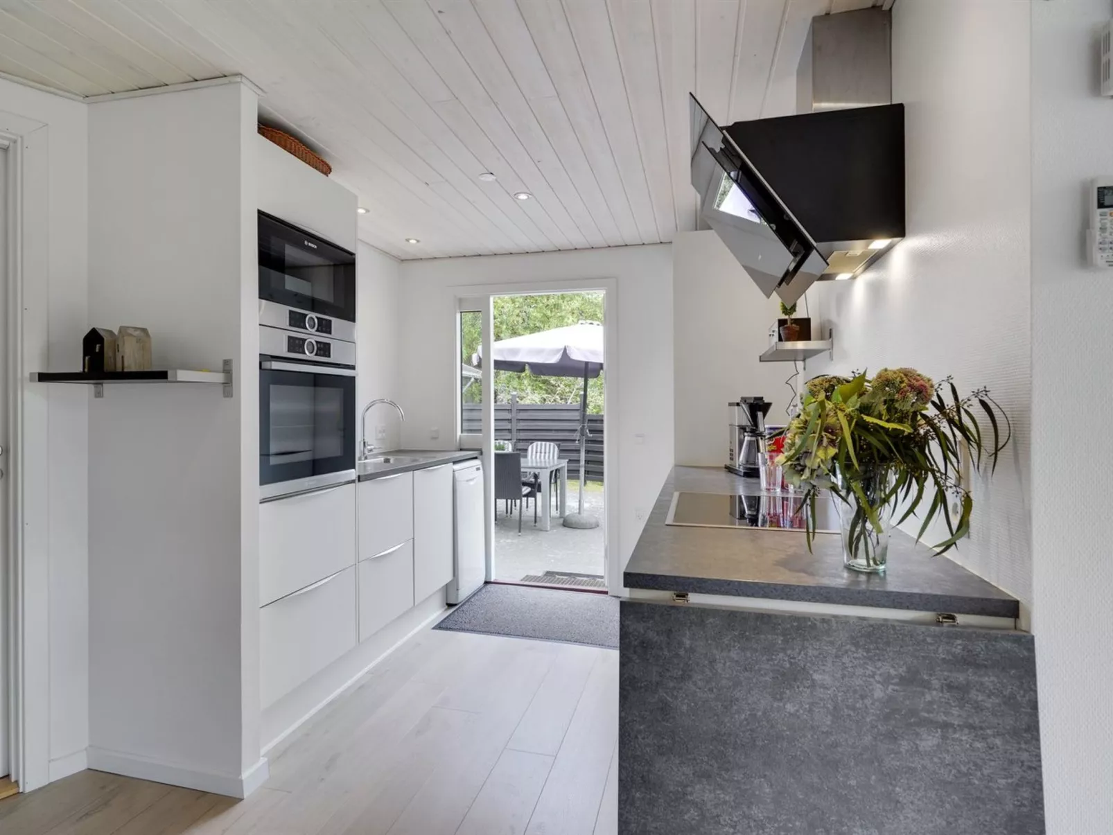 "Bjarka" - 2.9km from the sea-Buiten