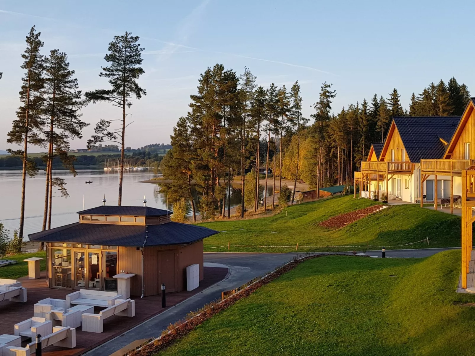 Lakeside Village 3-Buiten