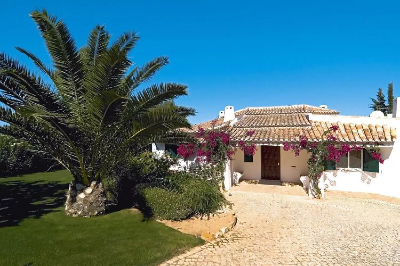 Cottage,  Alvor-Buitenkant zomer