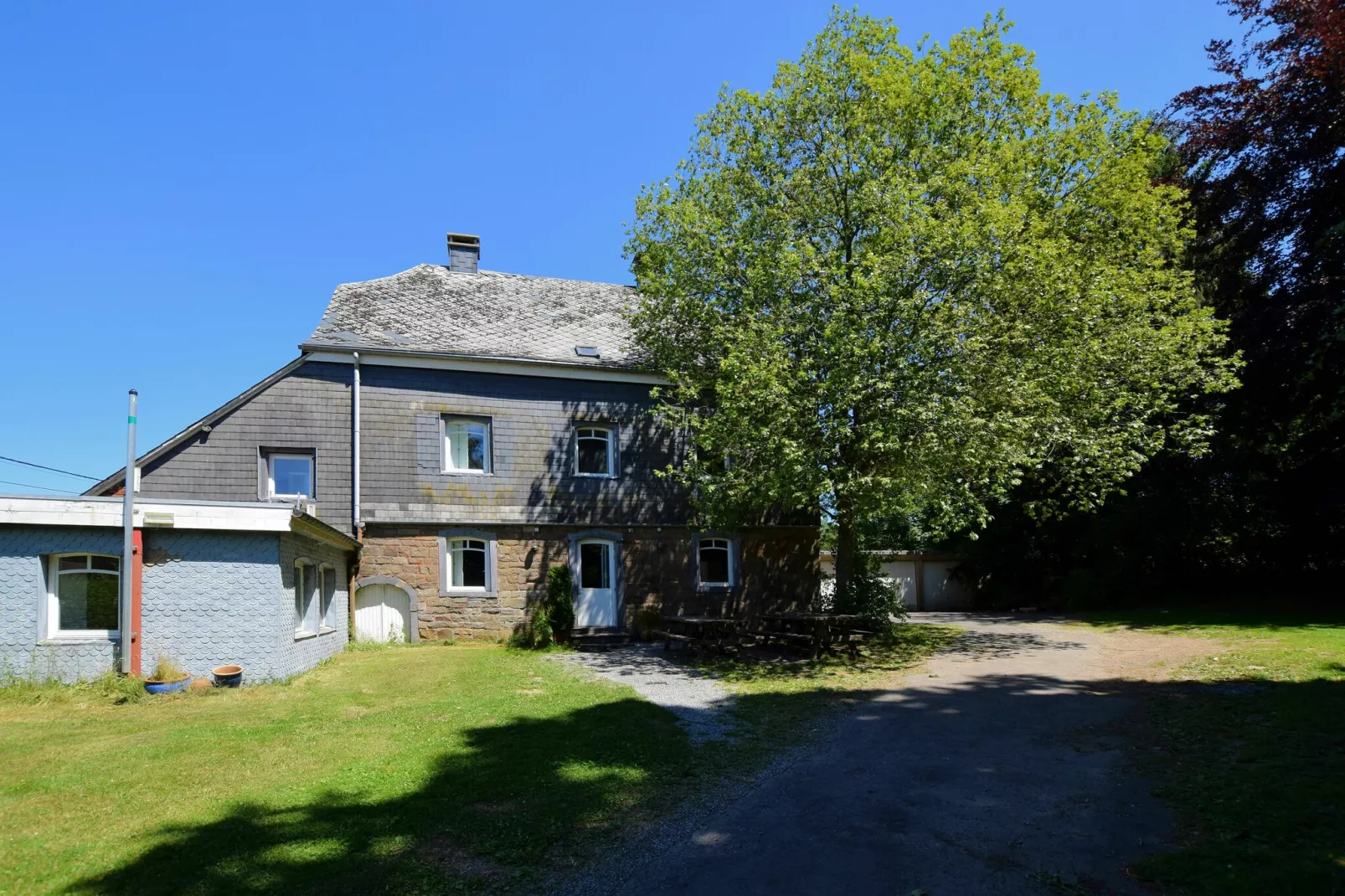 La maison de la Warche-Buitenkant zomer