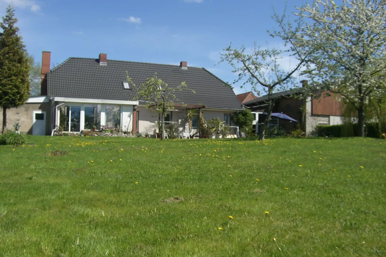 Seestrasse in der Mecklenburgischen Schweiz-Buitenkant zomer