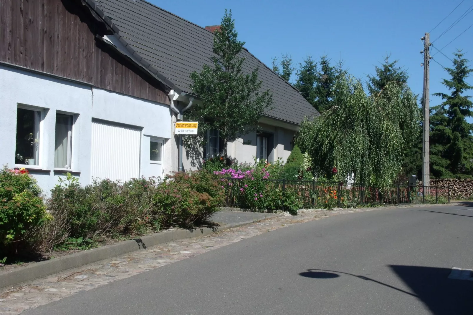 Seestrasse in der Mecklenburgischen Schweiz-Buitenkant zomer