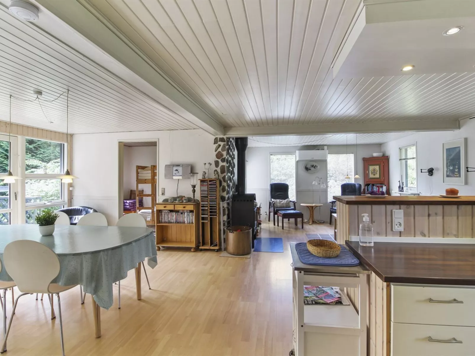 "Pinja" - 40km from the sea-Binnen