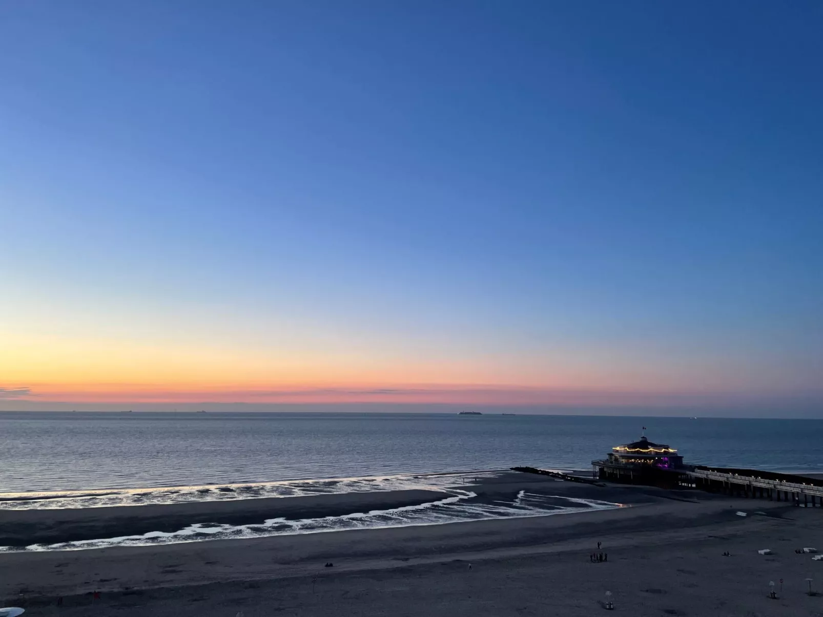 Beachhouse with parking-Buiten