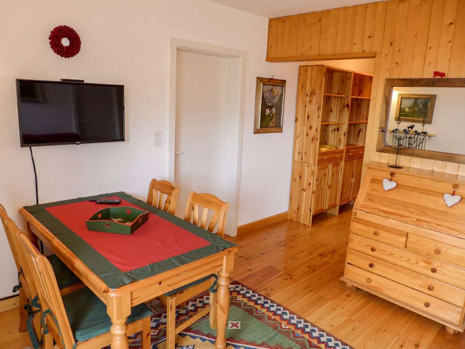Europa Est 2 / APT 83-Binnen