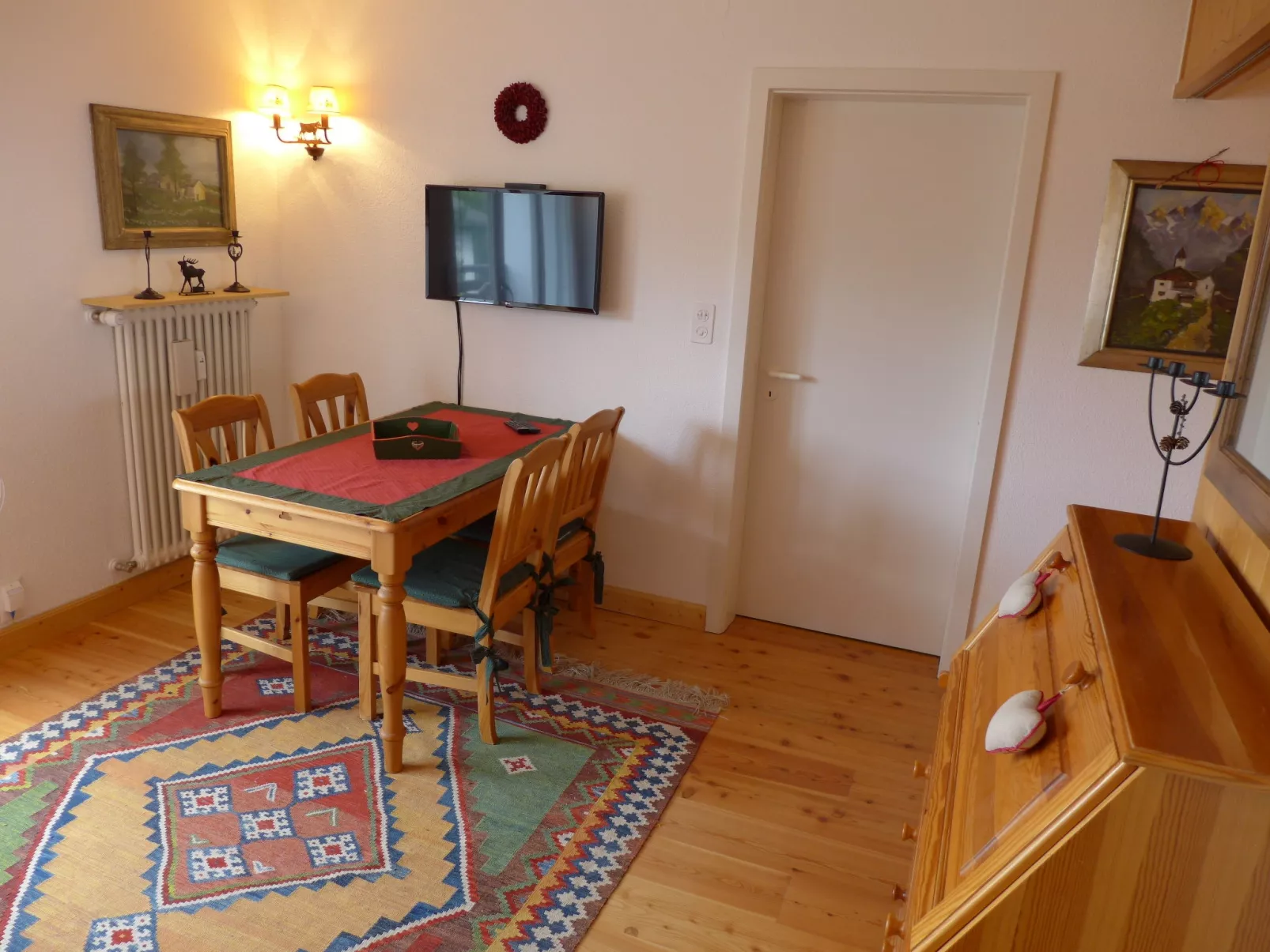 Europa Est 2 / APT 83-Binnen