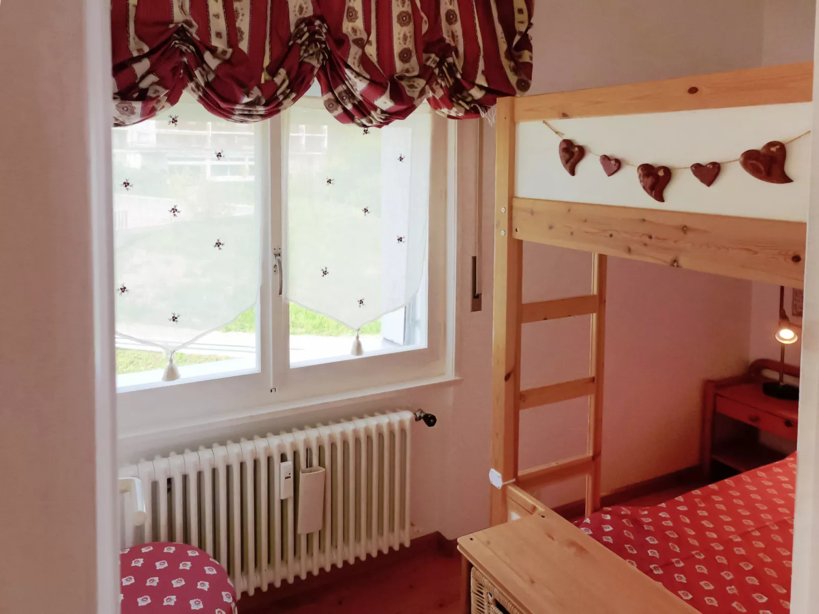Europa Est 2 / APT 83-Binnen