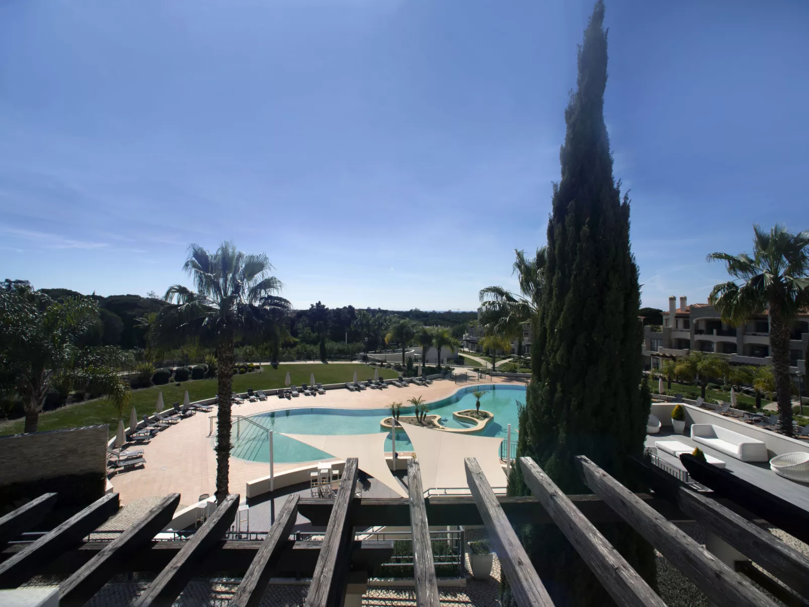 Pine Hills Coral-Buiten