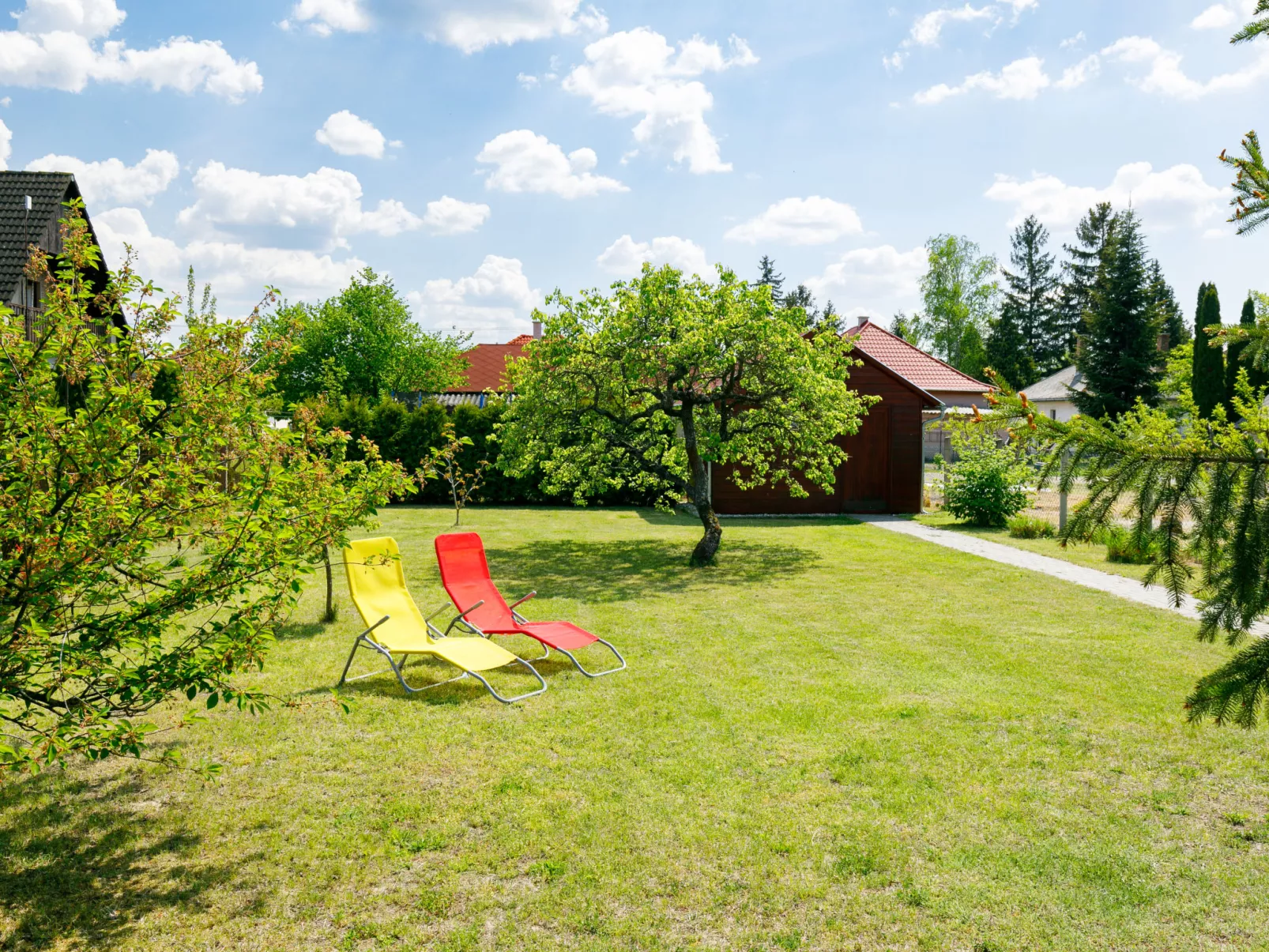 Pear Trees-Buiten