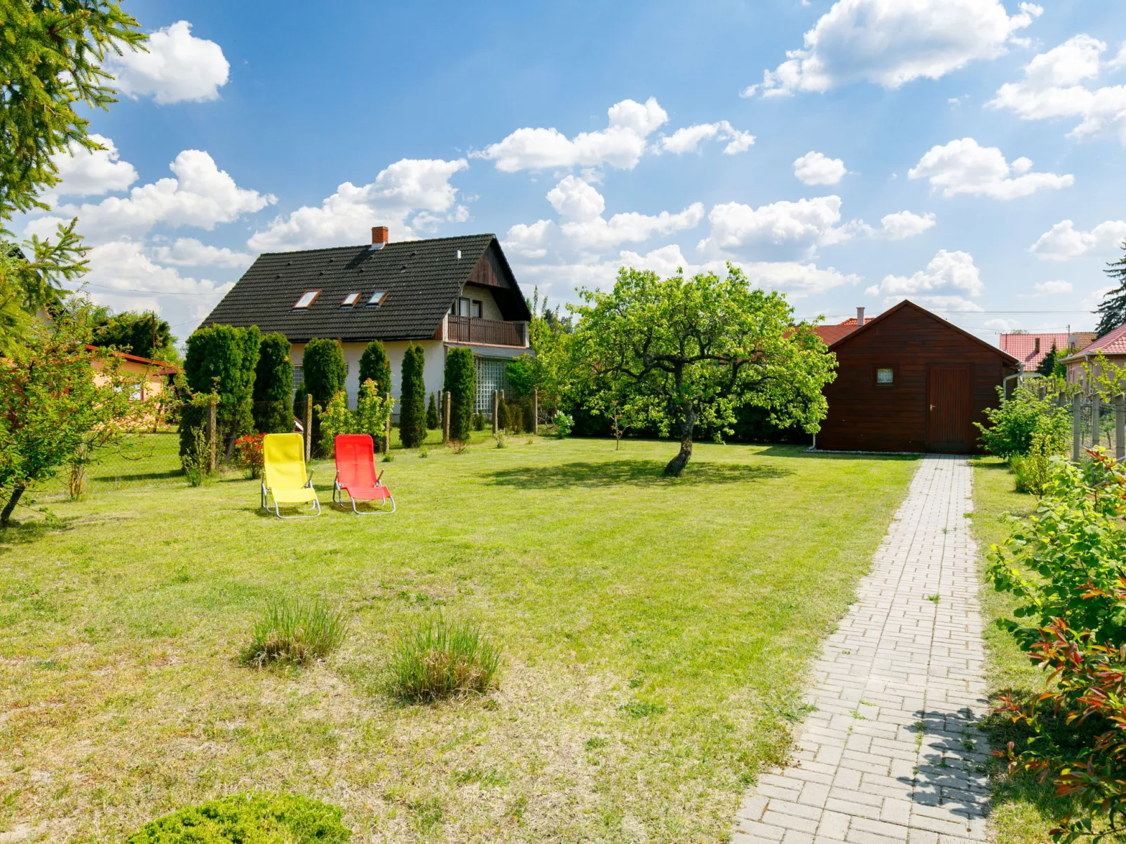 Pear Trees-Buiten