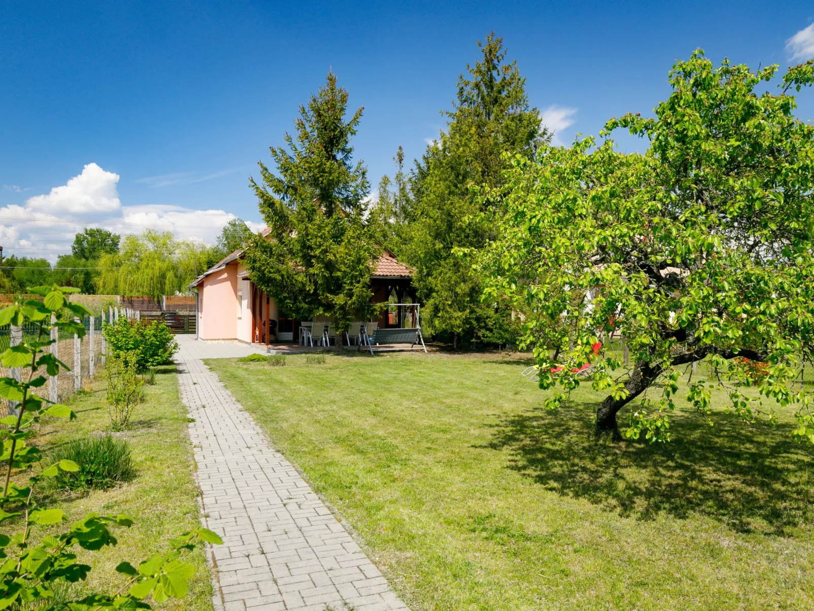 Pear Trees-Buiten