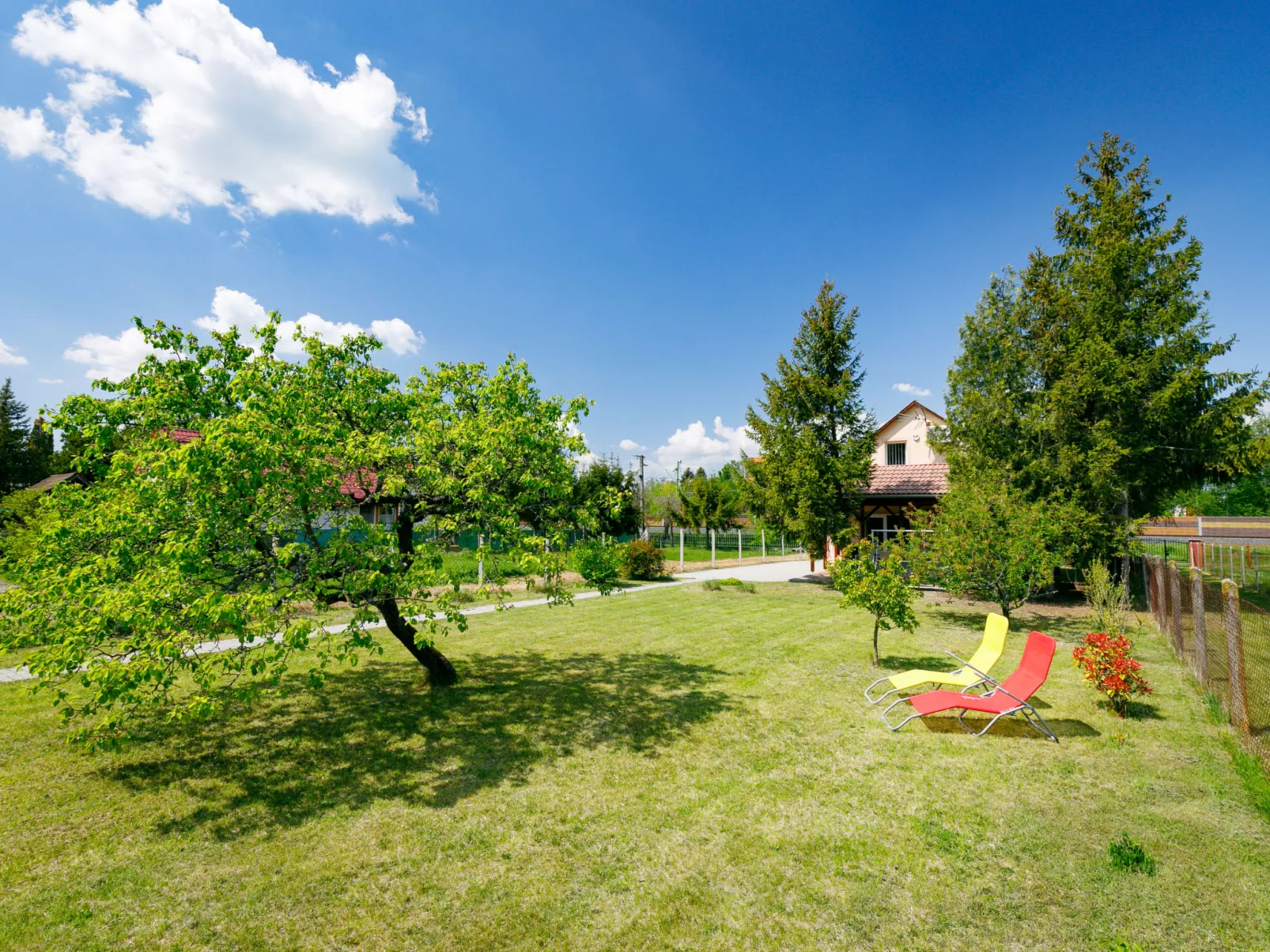 Pear Trees-Buiten