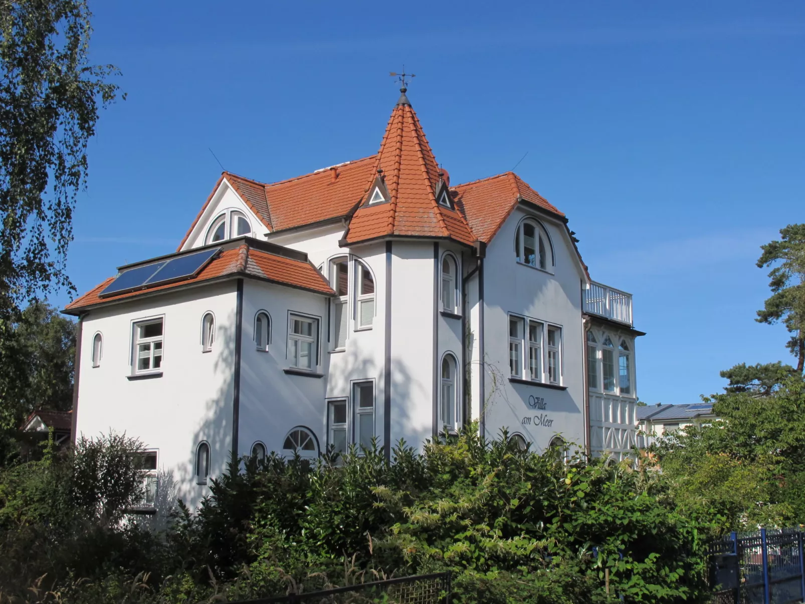 Villa am Meer-Buiten
