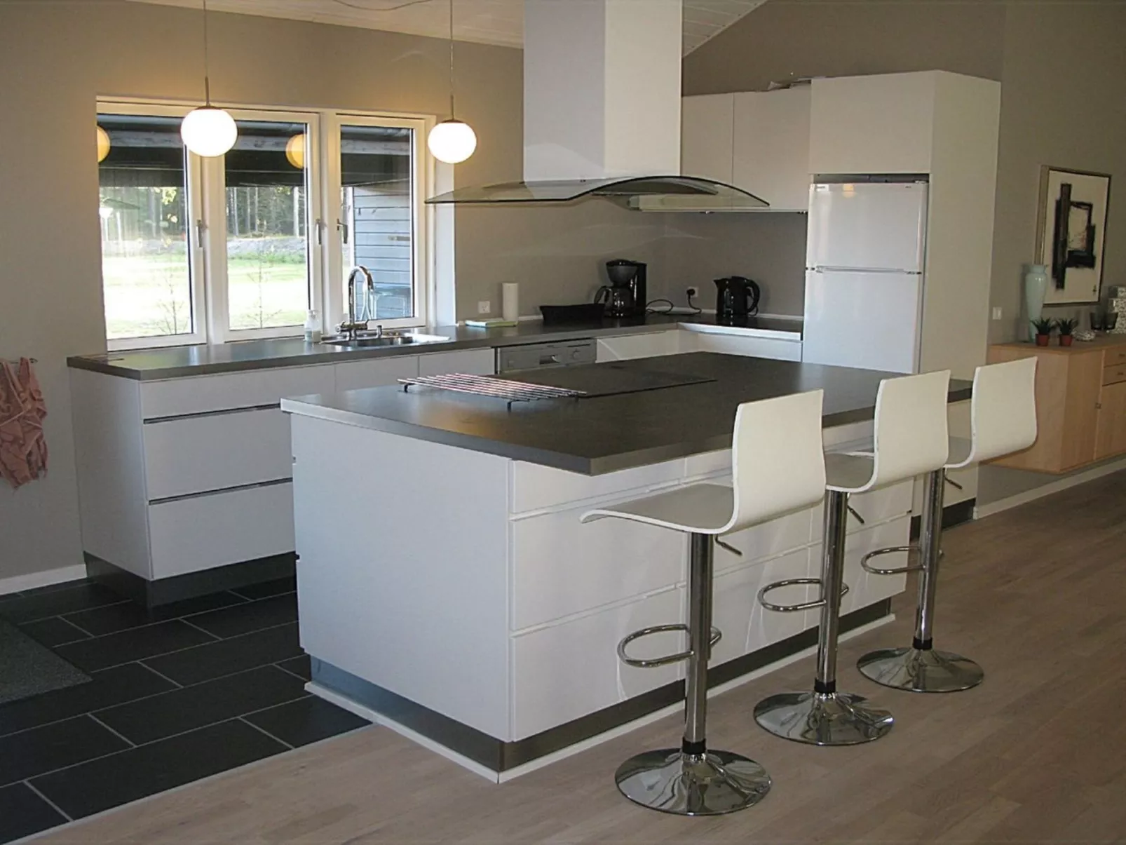 "Ellie" - 300m from the sea-Binnen