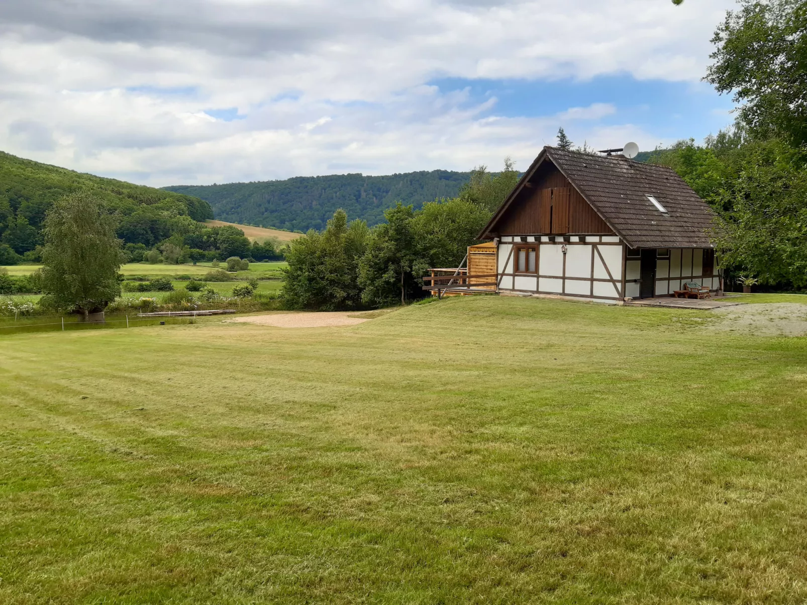 Haus am Fluss-Buiten