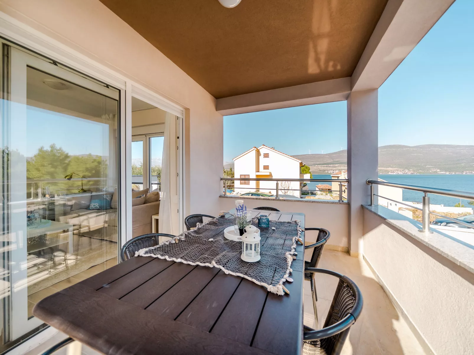 Sea Front Villa Lucija-Binnen