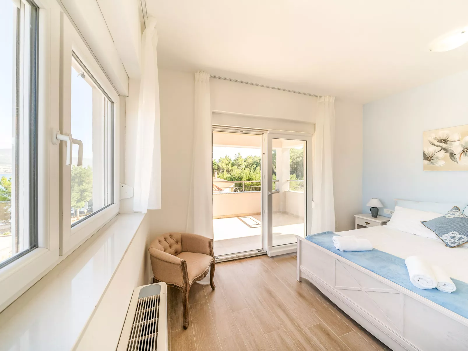 Sea Front Villa Lucija-Binnen