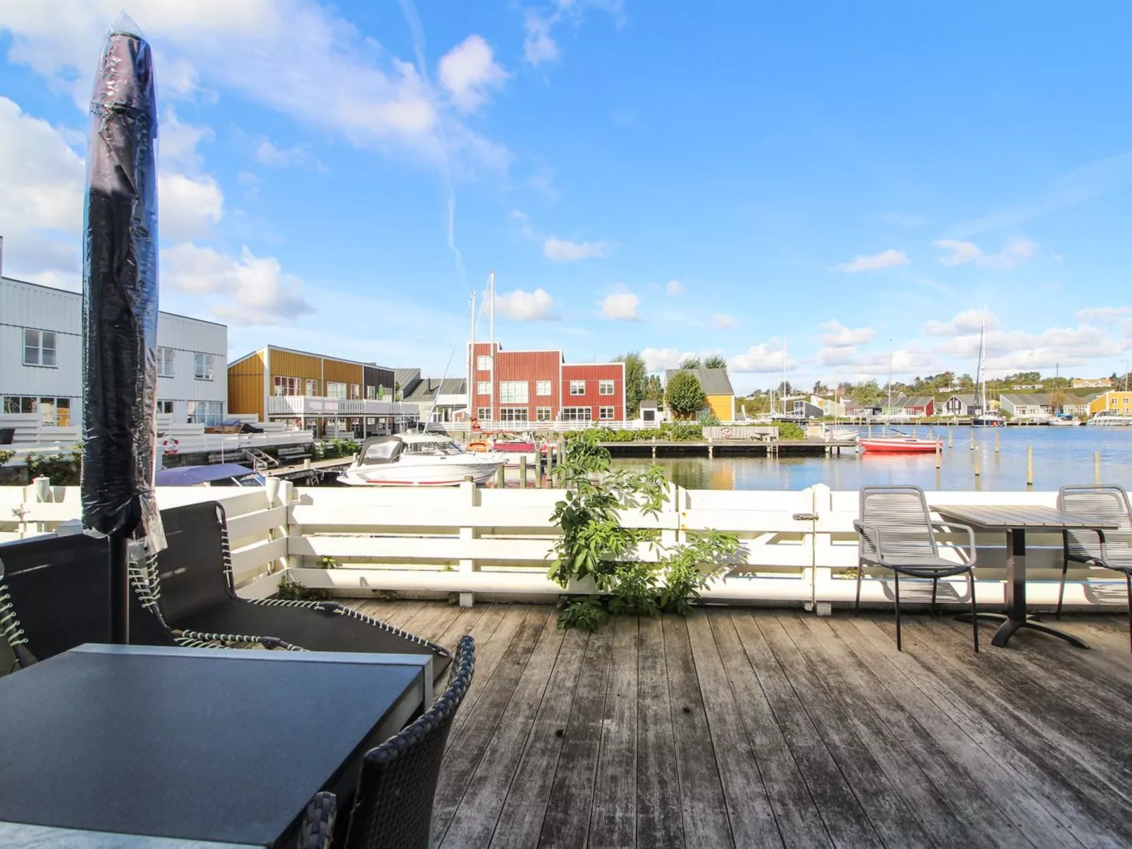 "Nalle" - 5m from the sea-Binnen