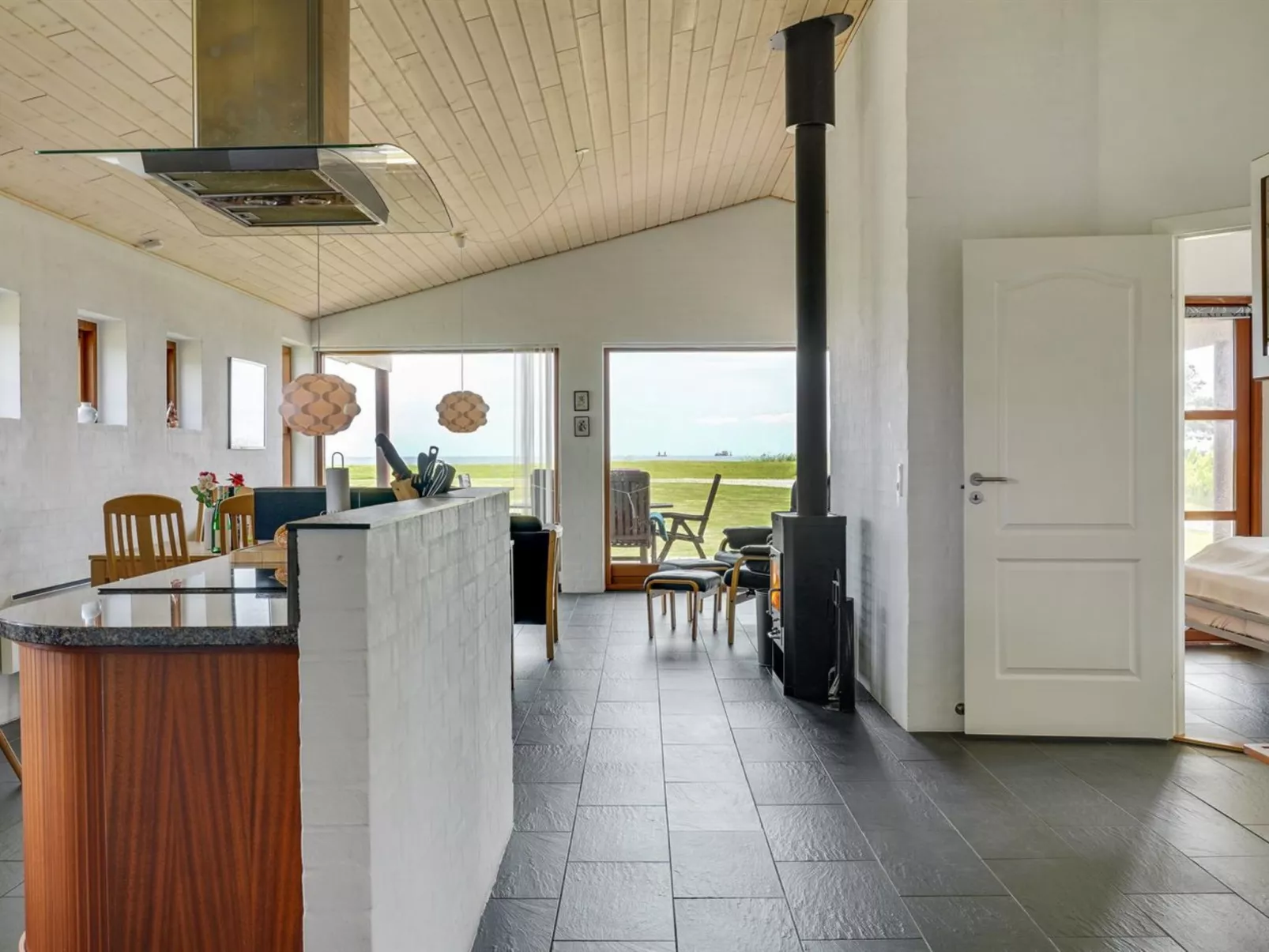 "Roope" - 50m from the sea-Binnen