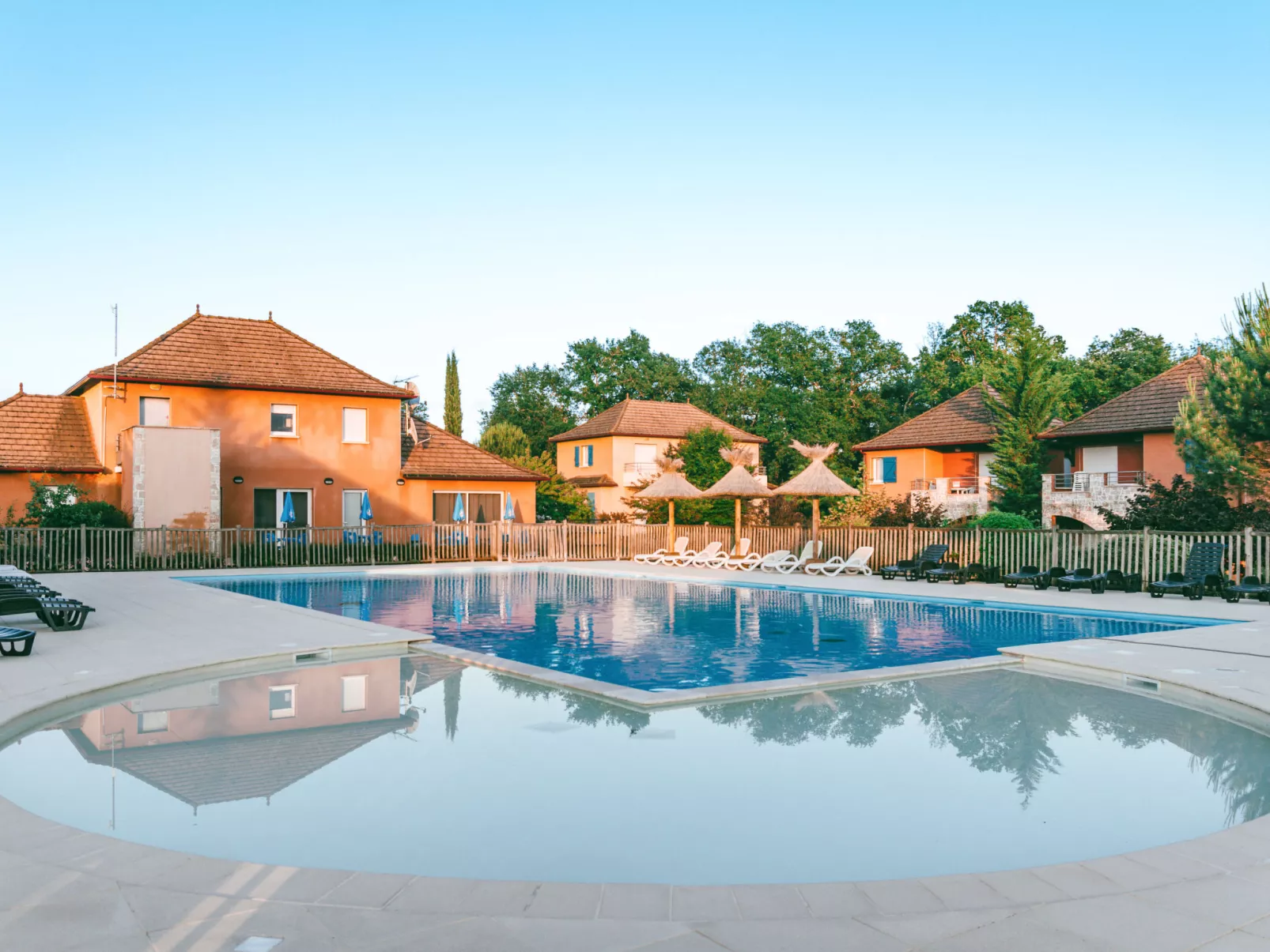 Le Domaine de Claire Rive-Buiten