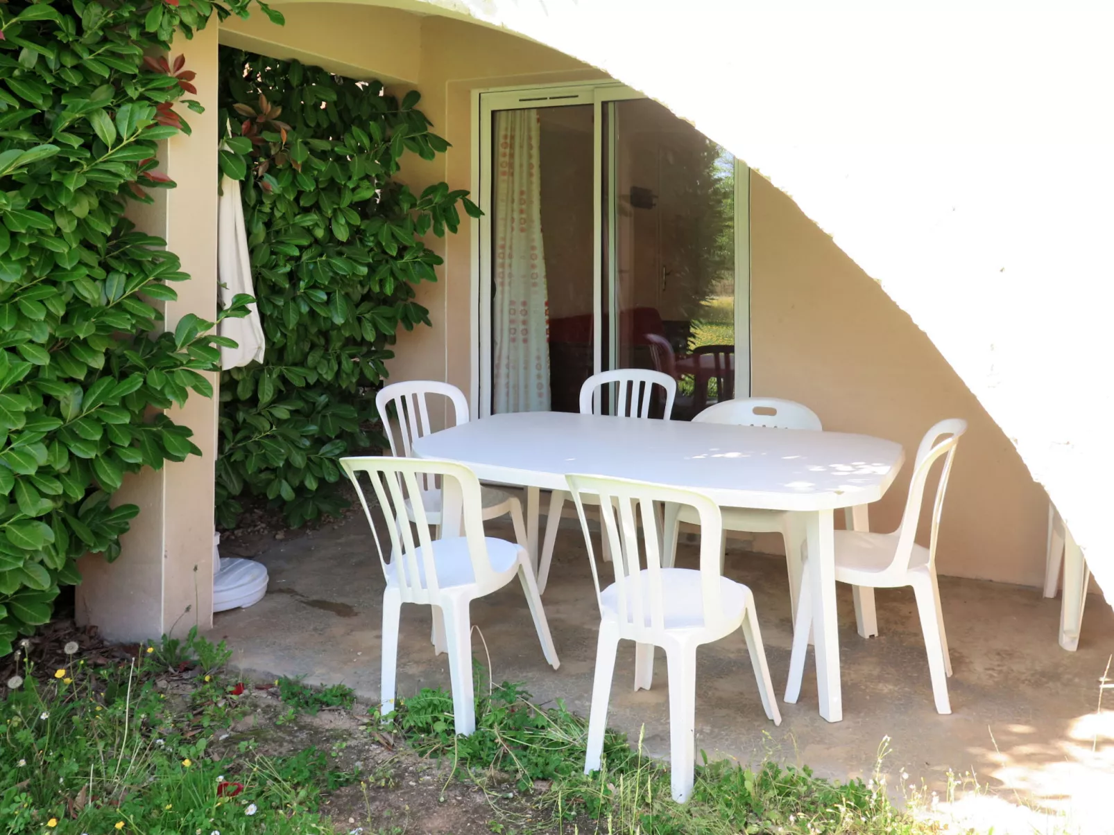 Le Domaine de Claire Rive-Buiten