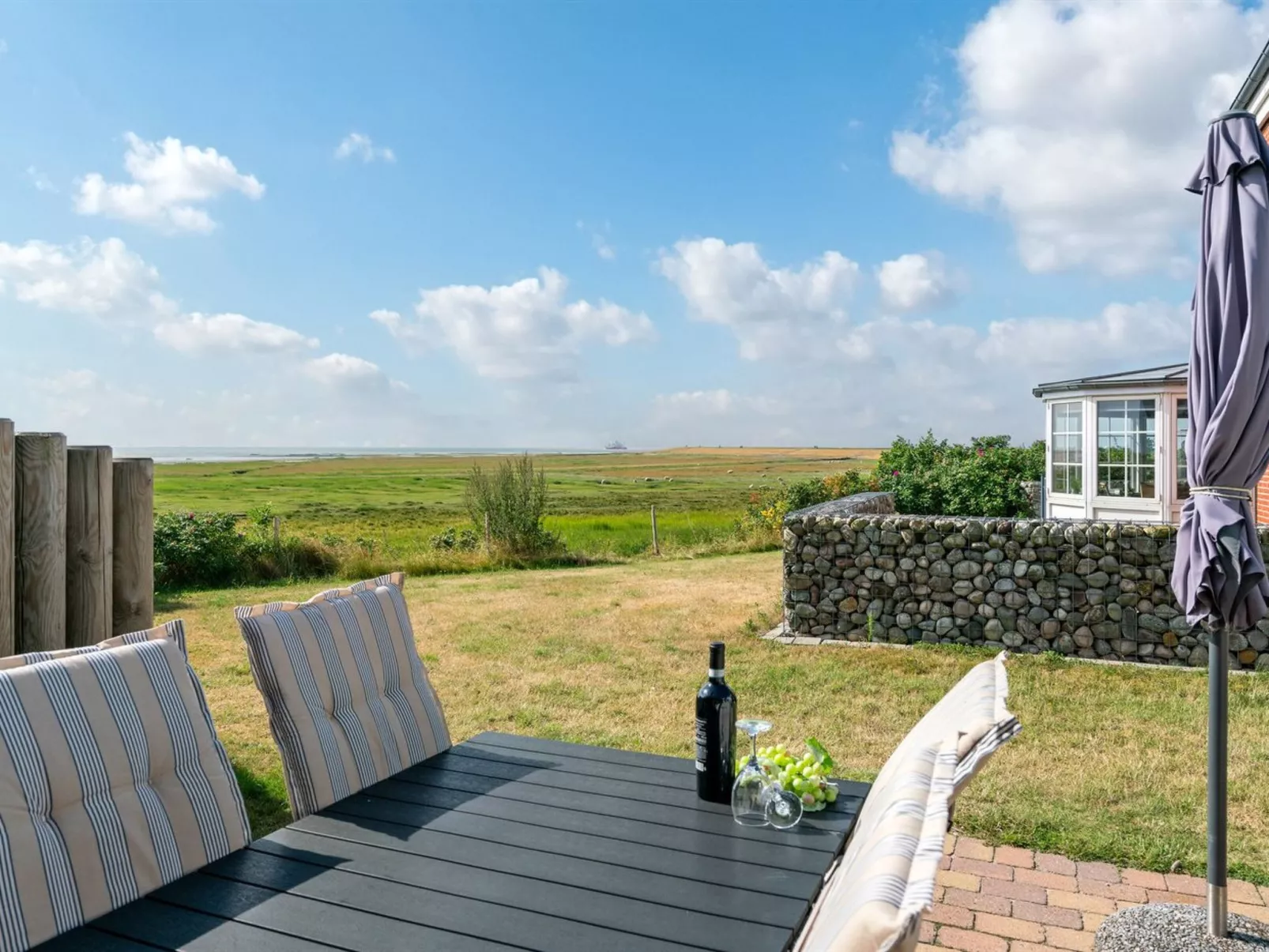 "Langsom" - 100m from the sea-Buiten