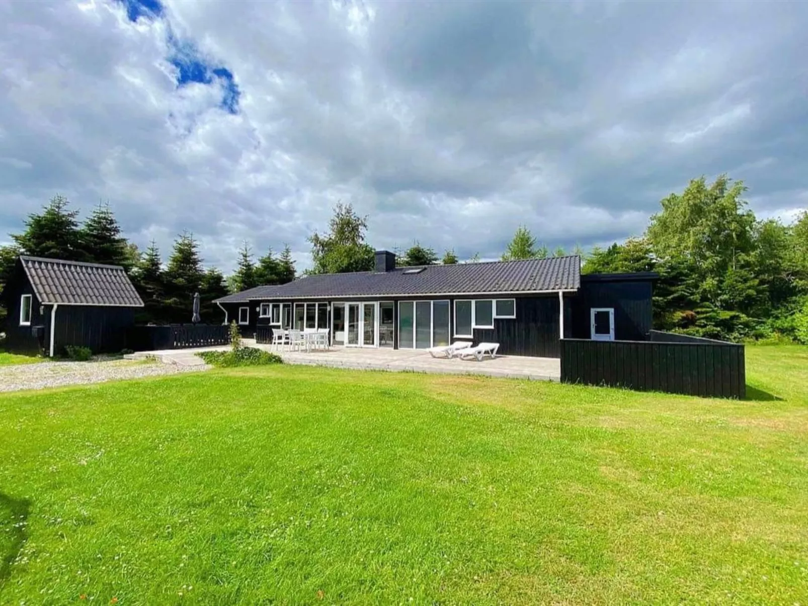 "Hallveig" - 1.1km from the sea-Buiten