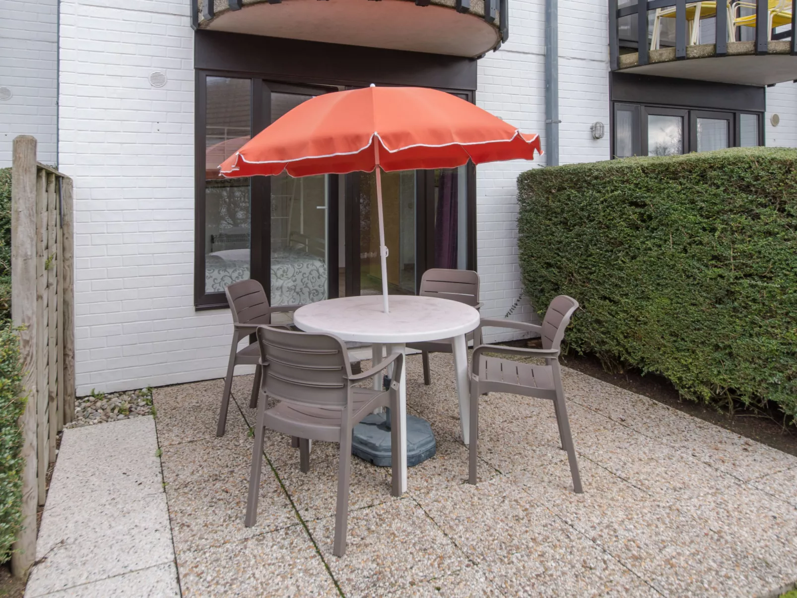 Siena with parking and shared pool-Buiten