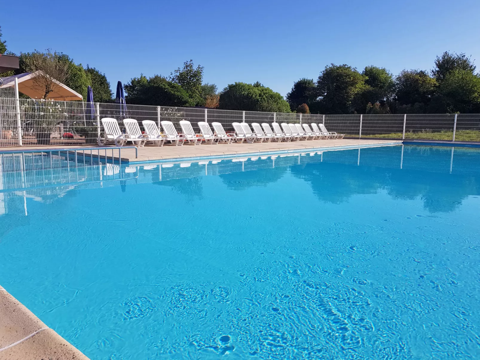Siena with parking and shared pool-Buiten