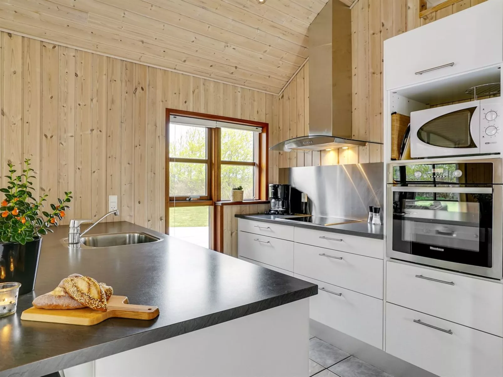 "Harri" - 850m from the sea-Binnen