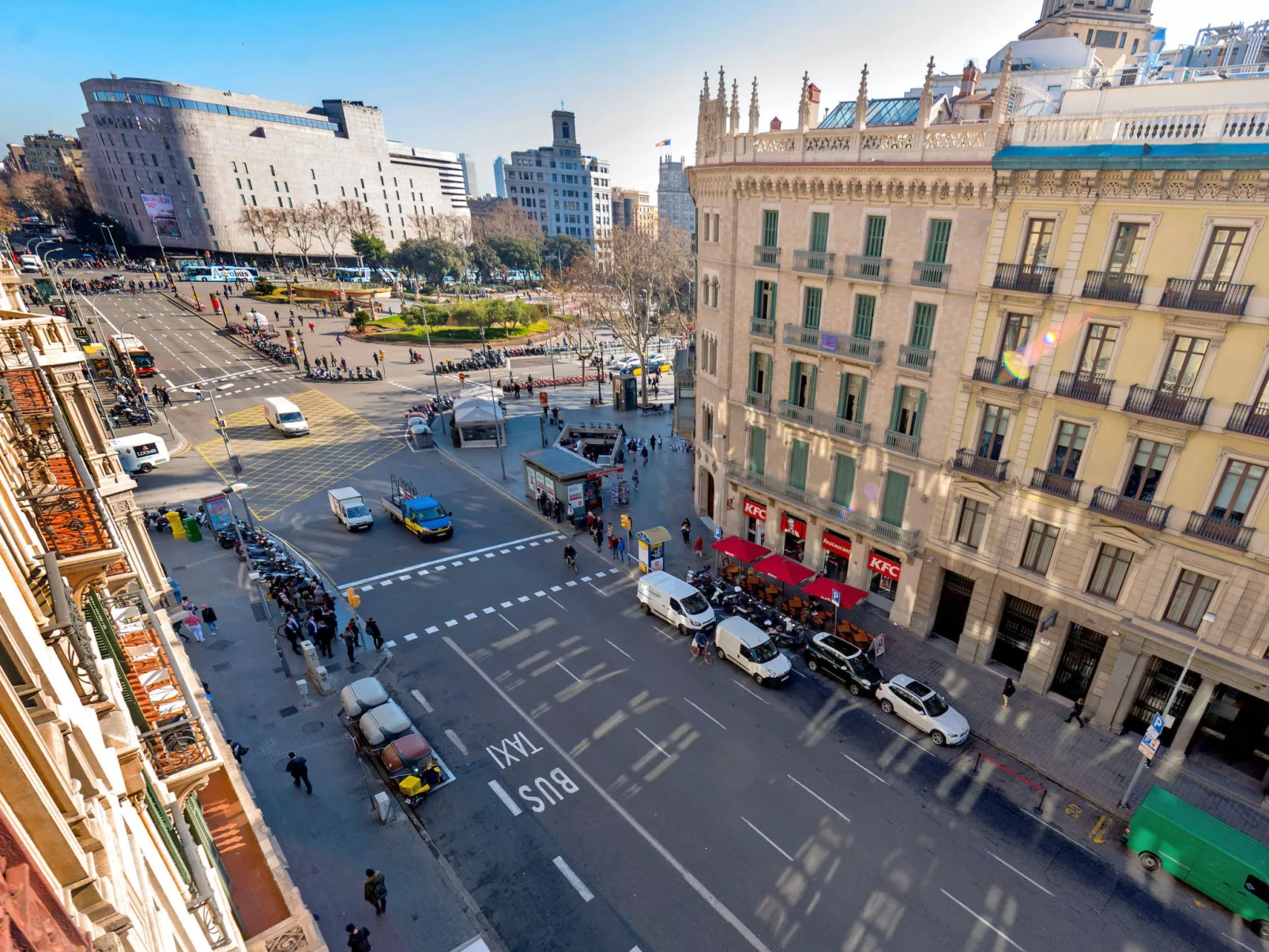 Plaza Catalunya/Rda.Universidad-Binnen